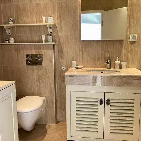 Апартамент Luxury Penthouse With A Lavish And 2 En-suite Bedrooms Банско