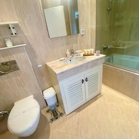 Апартамент Luxury Penthouse With A Lavish And 2 En-suite Bedrooms