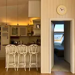 Luxury Penthouse With A Lavish And 2 En-suite Bedrooms *