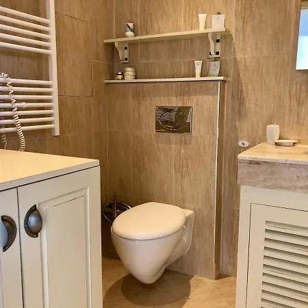 Luxury Penthouse With A Lavish And 2 En-suite Bedrooms *