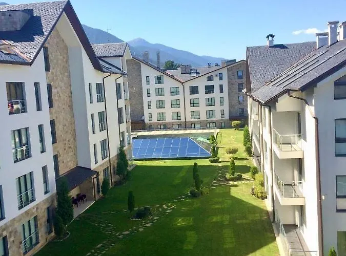 Luxury Penthouse With A Lavish And 2 En-suite Bedrooms *